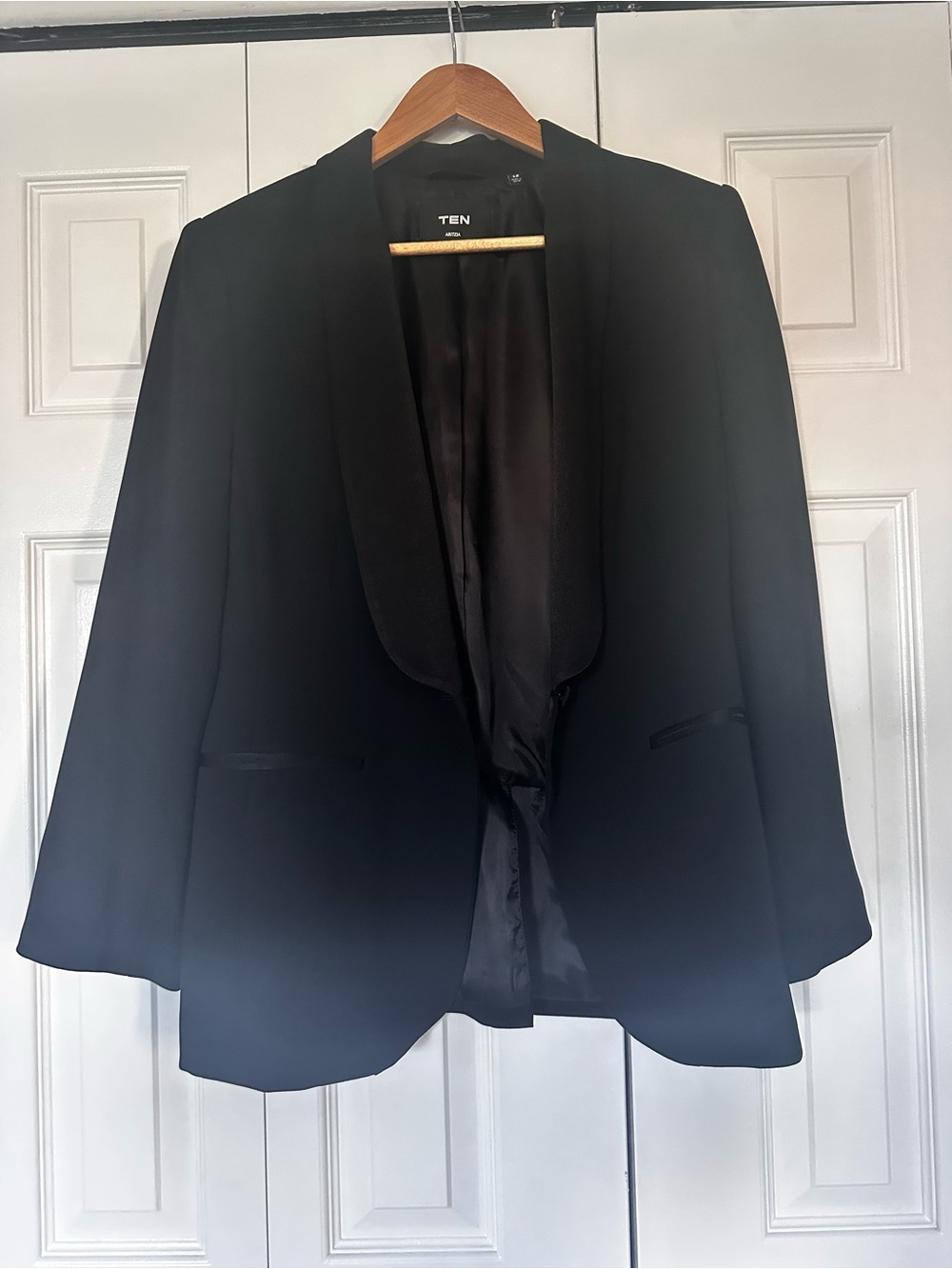 Aritzia Black Satin-Lapel Blazer